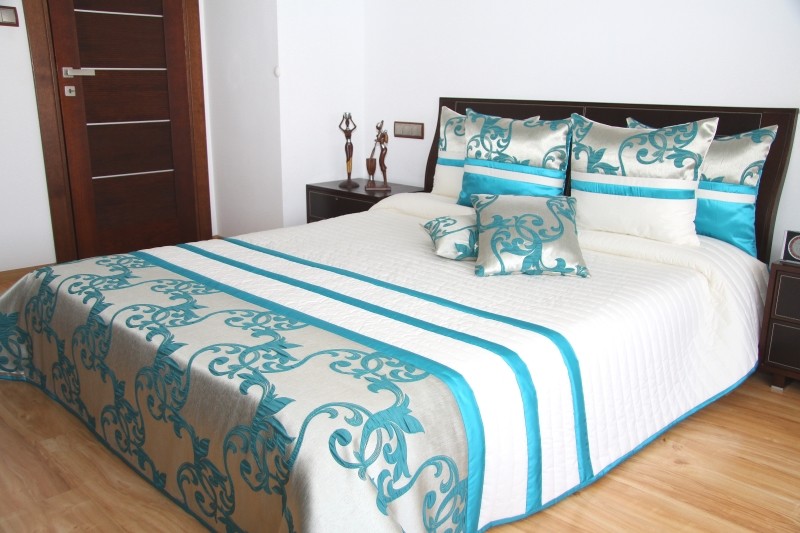Bílý luxusní přehoz na postel s tyrkysově stříbrným vzorem