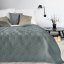 Jednobarevný šedý přehoz na postel s prošíváním
