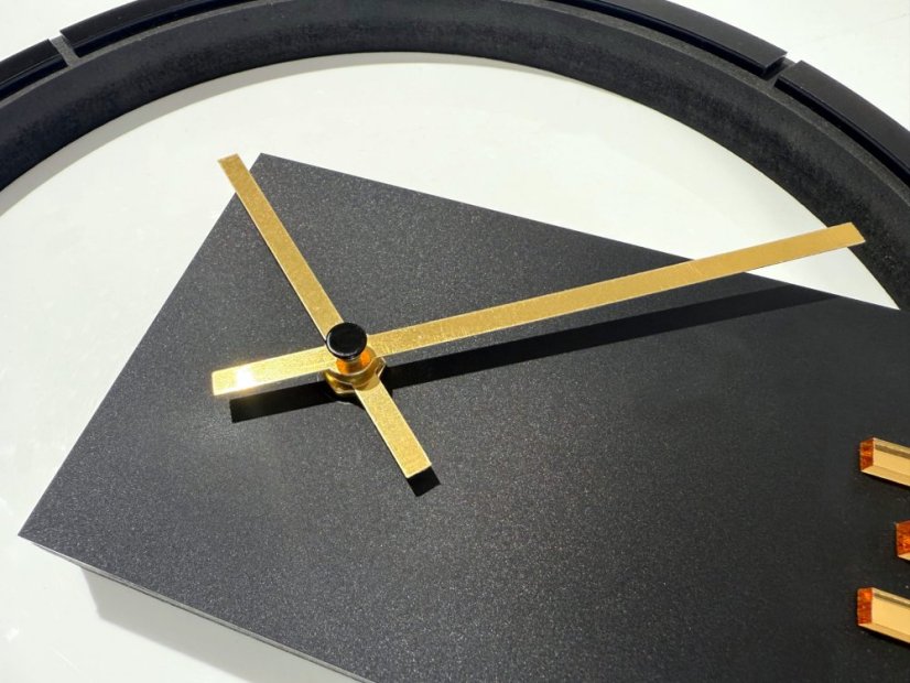 BLACK & GOLD ASYMMETRY, dizajnerski zidni sat od 30 cm