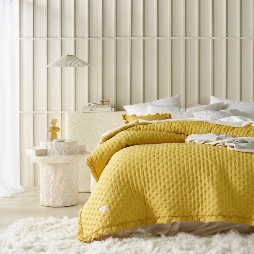 Moderno rumeno posteljno pregrinjalo Molly z volanom 240 x 260 cm