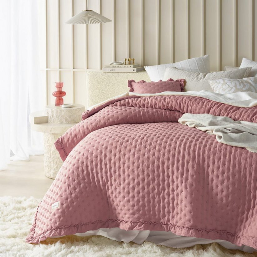 Ružový prehoz na posteľ Molly s volánom 170 x 210 cm
