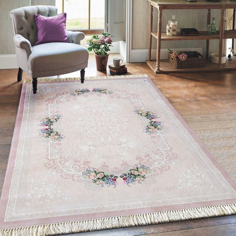 Jemný koberec v pudrově růžové barvě