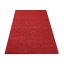 Moderný červený huňatý koberec