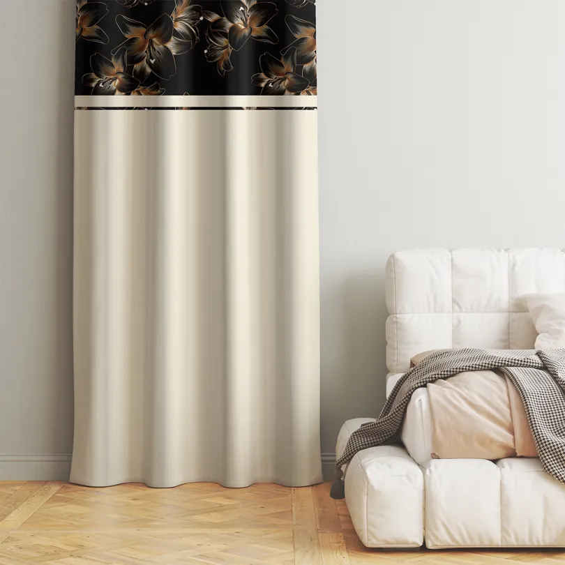 Dekorativní závěs v krémové barvě s jemným květinovým vzorem nahoře