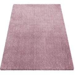 Čupavi tepih s visokim florom ružičaste boje