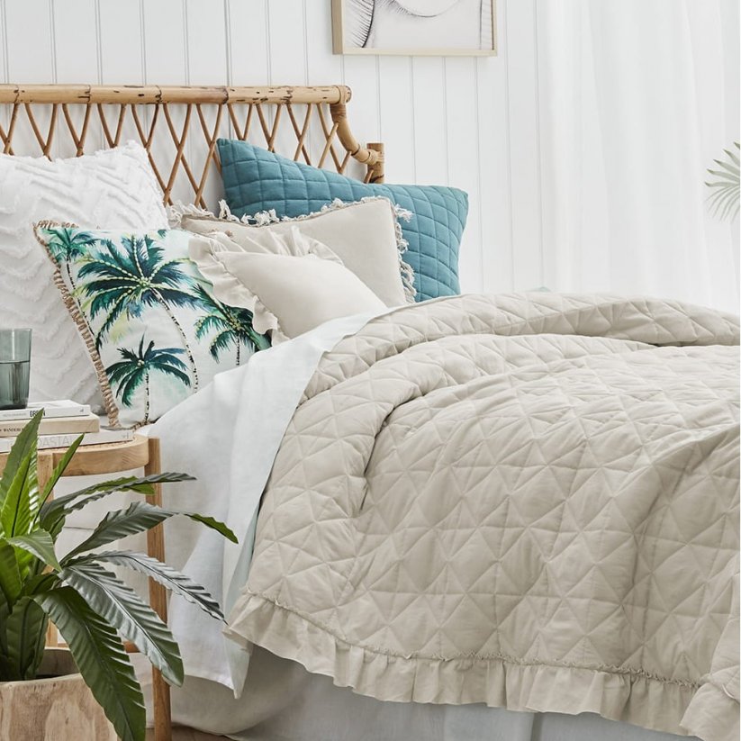 Luxus francia ágytakaró bézs színű ágyon, 200 x 220 cm