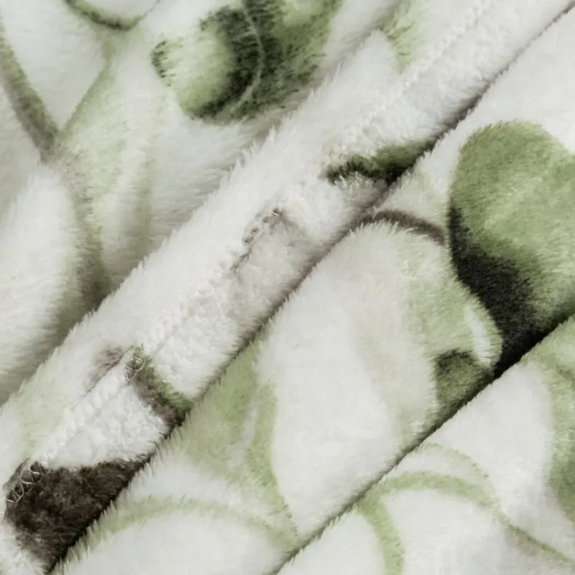 Plyšová deka biela s motívom zelených listov monstery