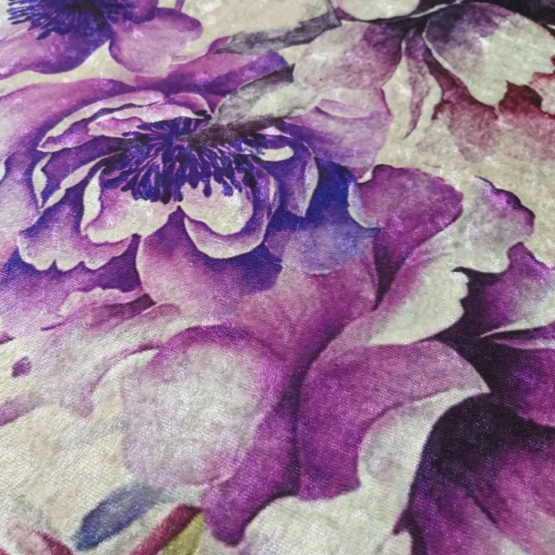Цветен килим в лилави нюанси