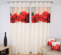 Cremefarbener Vorhang mit einer roten Rose