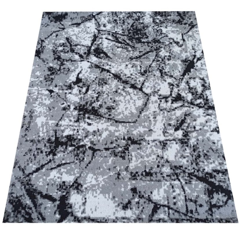 Moderný koberec s kamuflážnym vzorom v sivej farbe