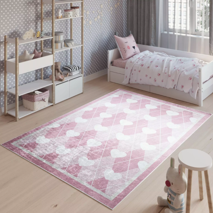 Detský ružový koberec s motívom srdiečok