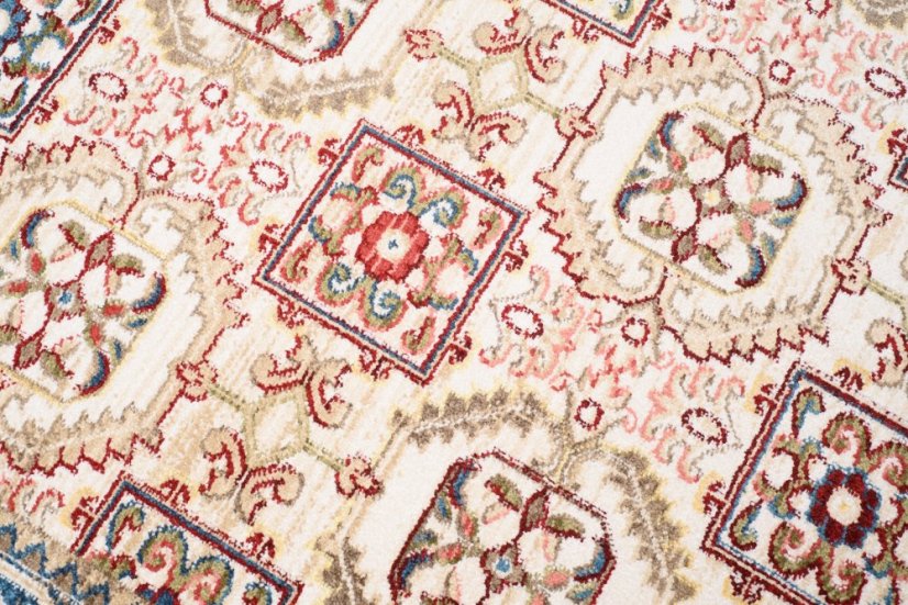 Cremiger orientalischer Teppich im marokkanischen Stil