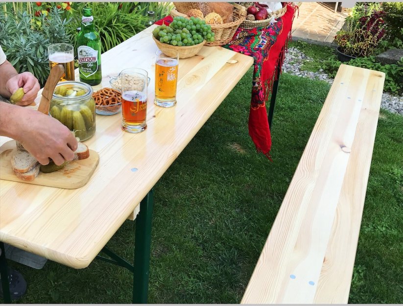 Drevený záhradný stôl s dvoma lavičkami