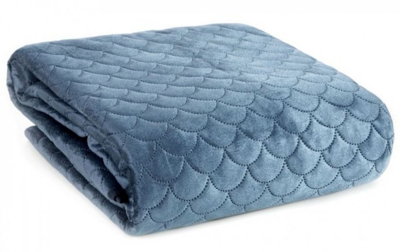 Dekoratív kétoldalas ágytakaró kék ágyon