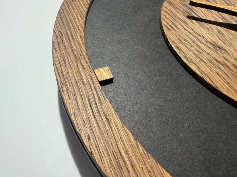 Drevené nástenné hodiny z tmavého dubového dreva Oak Flow – 30 cm