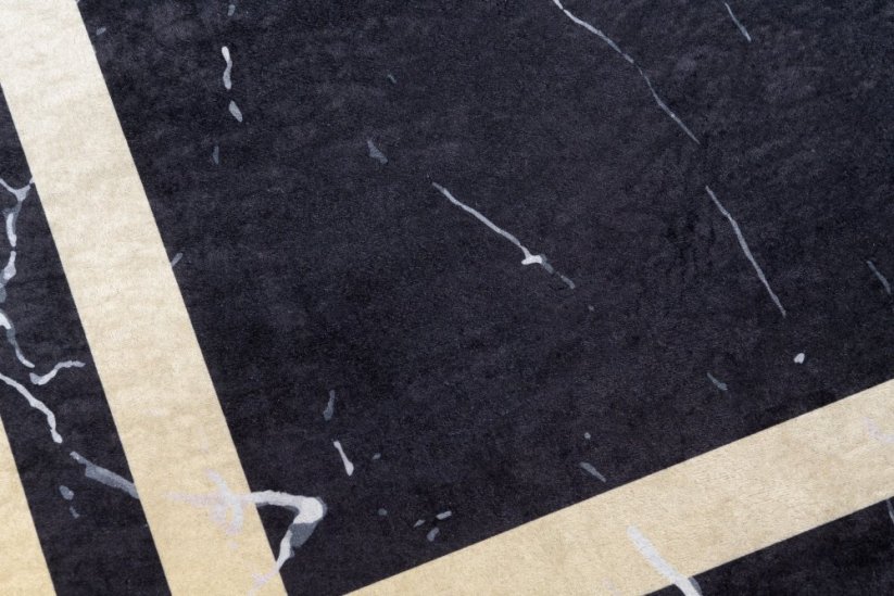Tmavý designový koberec s mramorovým vzorem zlatých detailů
