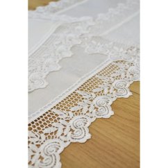 Față de masă elegantă cu țesătură fină și dantelă largă