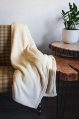 Jemná dekoračná deka krémovej farby