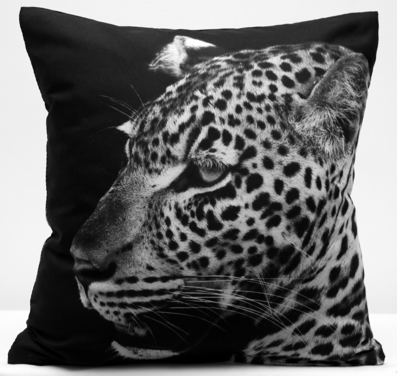 Povlak černé barvy s motivem leoparda