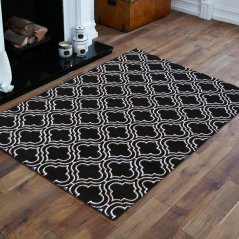 Качествен черен скандинавски килим с бял модел