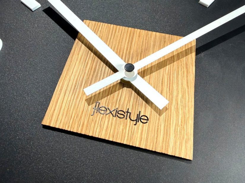 Fekete óra tölgyfa dekorációval 30 x 30 cm