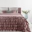 Elegantní růžový přehoz na postel s dekoračními volány