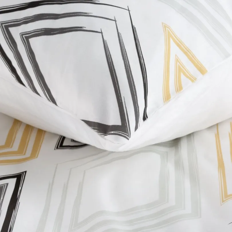 Posteľné obliečky z bavlneného saténu - biele s geometrickým vzorom