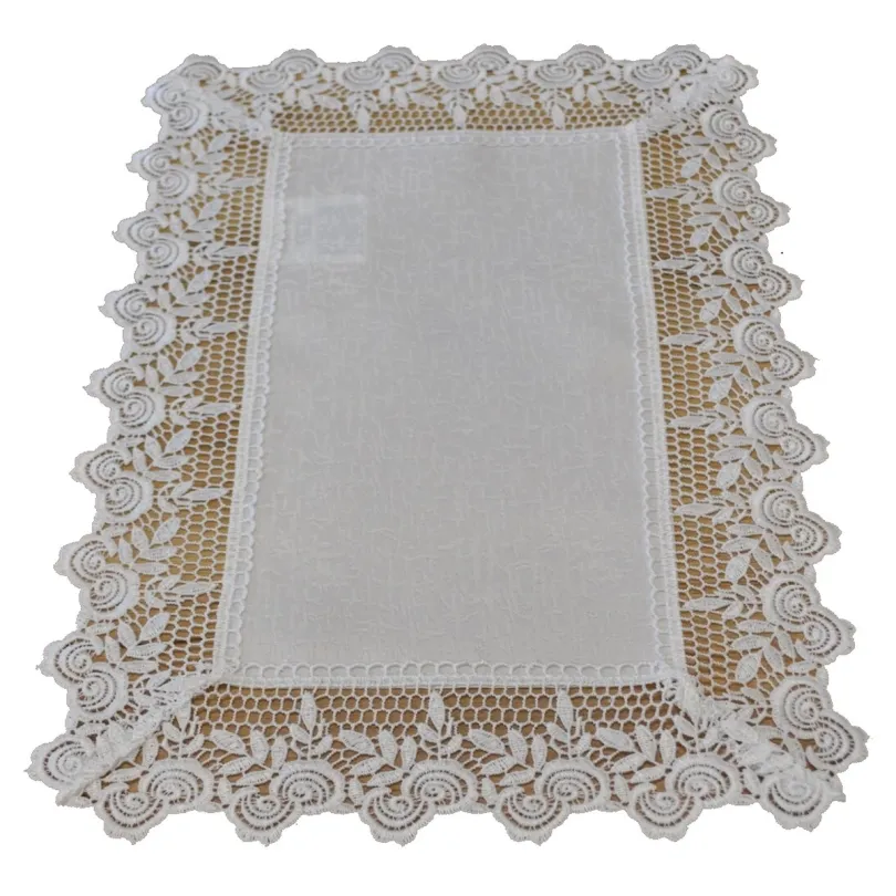 Elegantes Tischtuch mit feinem Stoff und breiter Spitze