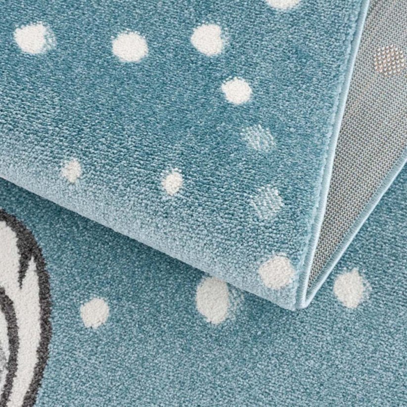 Okrúhly koberec s motívom medvedíka modrej farby
