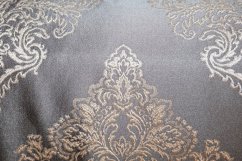 Sivo-zlatni prekrivač s detaljnim uzorkom