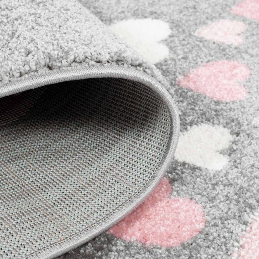 Sivý koberec do detskej izby s motívom bieleho zajačika