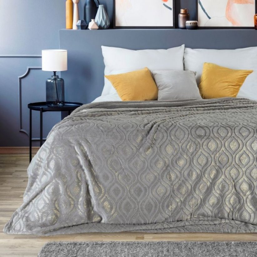 Dekoračný prešívaný prehoz na posteľ sivej farby