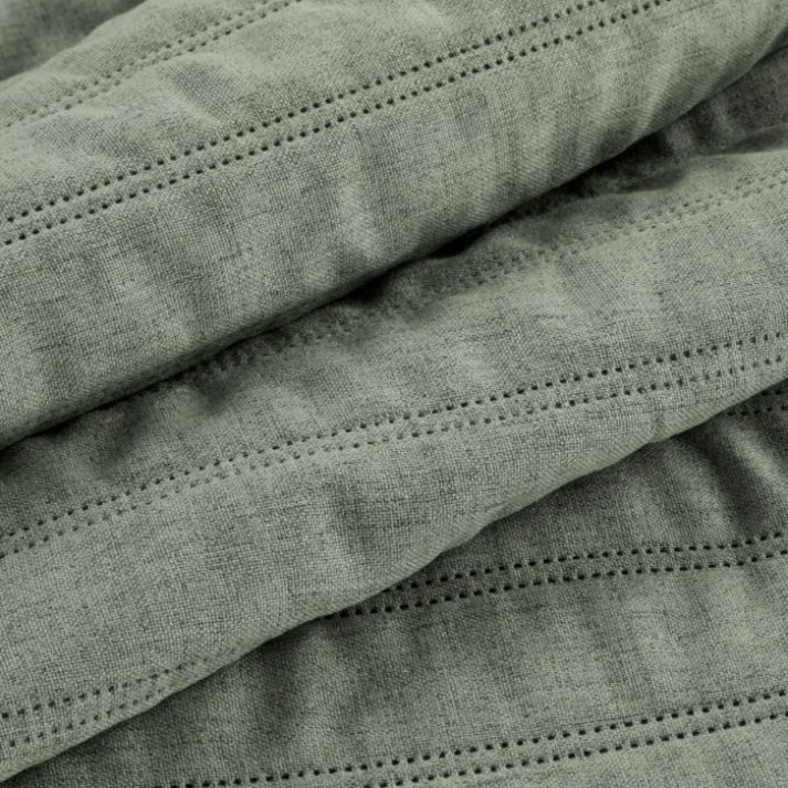 Prešito posteljno pregrinjalo z laneno teksturo v mint barvi