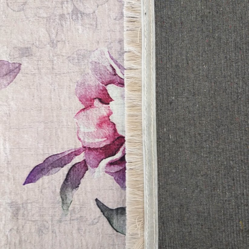 Protišmykový koberec fialovej farby s kvetmi
