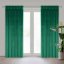 Zelený zamatový záves s ozdobným prešívaním a gombíkmi v hornej časti