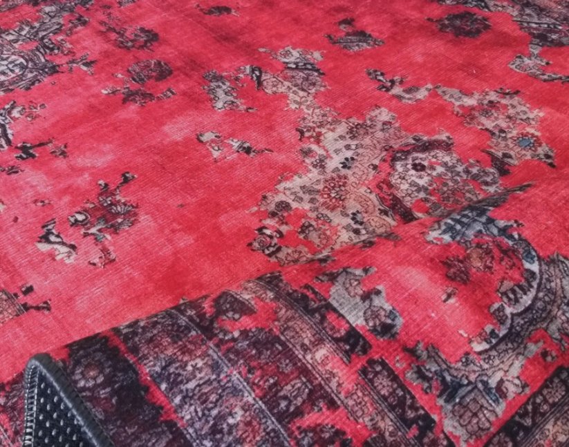 Ориенталски килим в малиново
