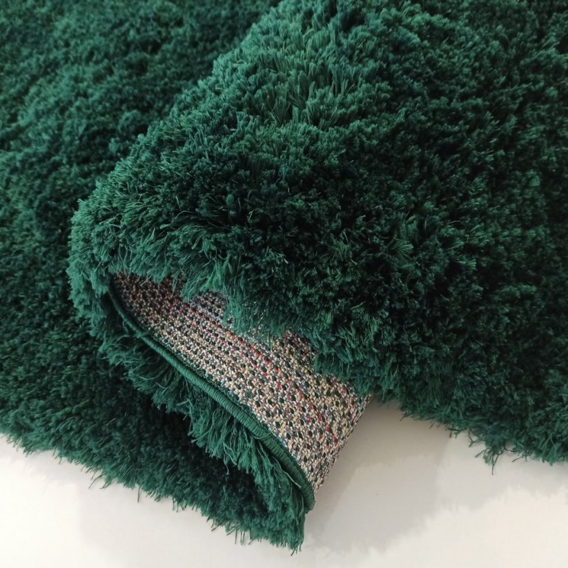 Luksuzni tepih u prekrasnoj smaragdnoj boji