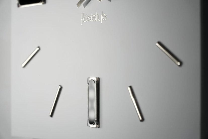 Fehér óra BRILLIANT 30 cm, ezüst kiegészítőkkel