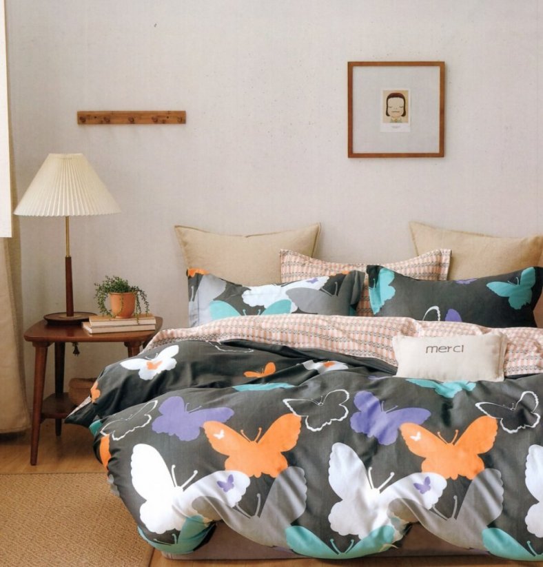 Sivé posteľné obliečky s motívom farebných motýľov