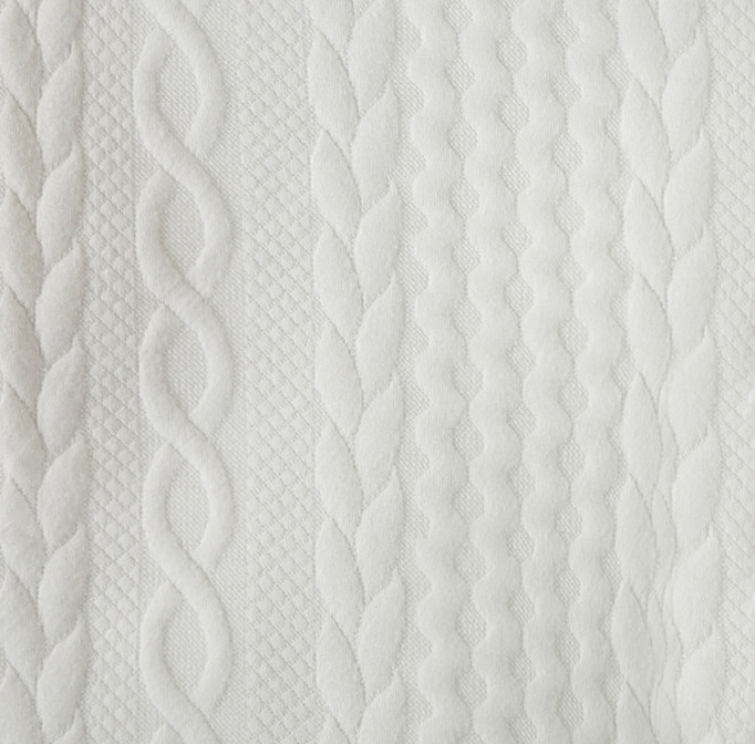 Kremno belo enobarvno posteljno pregrinjalo s šivi