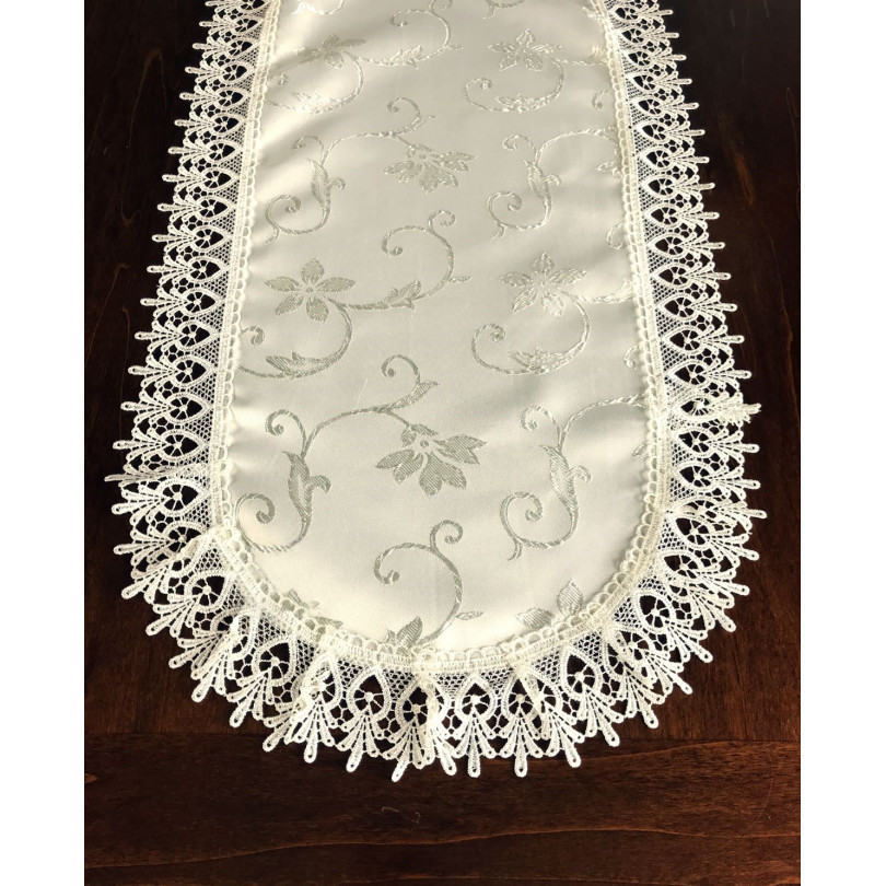 Luxus bézs színű ovális terítő finom hímzéssel és csipkével
