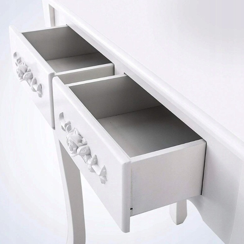 Elegantný biely toaletný stolík s veľkým zrkadlom a taburetkou