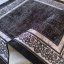 Elegantný čierny koberec s ornamentálnym lemom