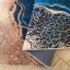 Blauer rutschfester Teppich mit abstraktem Muster