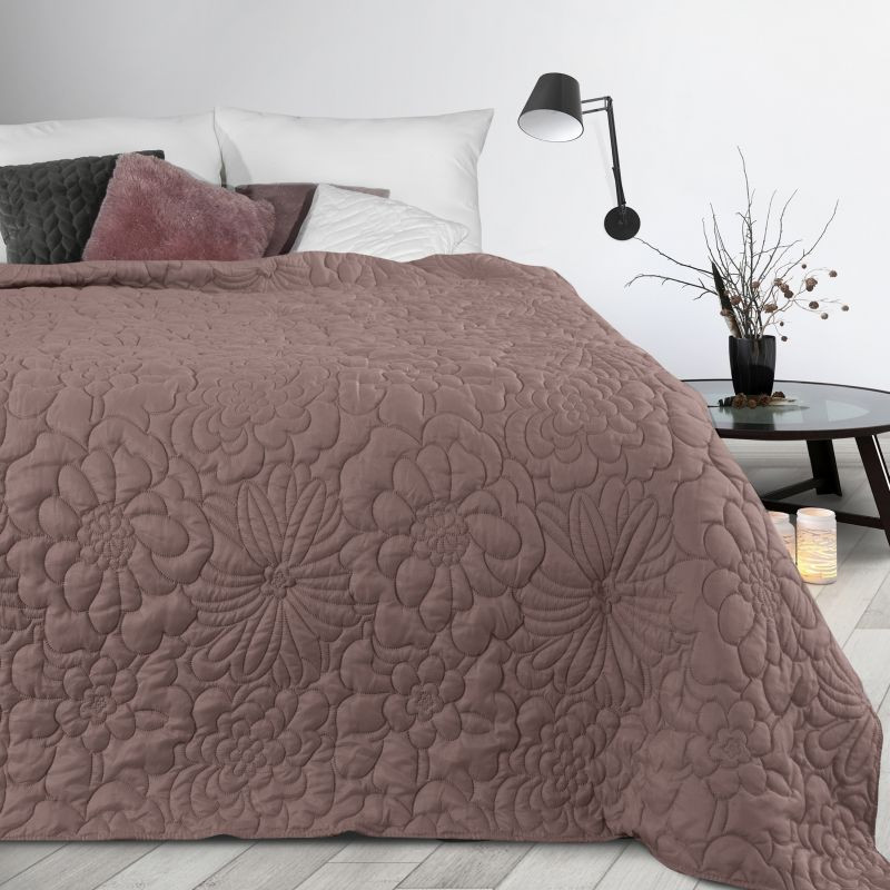 Růžový květinový přehoz na postel s prošíváním