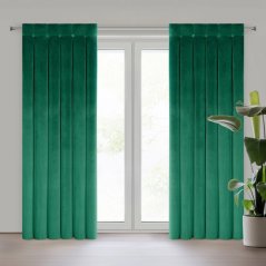 Zelený sametový závěs s ozdobným prošíváním a knoflíky v horní části