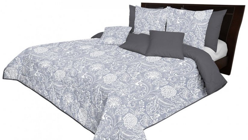 Štýlový sivý obojstranný prehoz na posteľ s potlačou bielych kvetov
