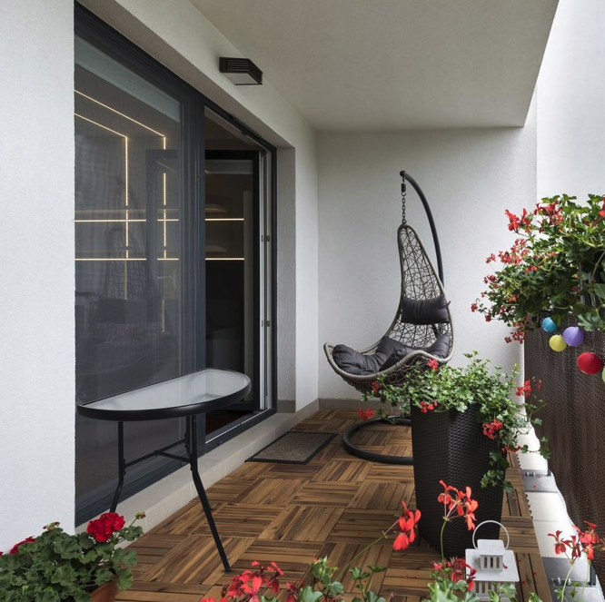 Полукръгла балконска маса - стъклена с метална конструкция