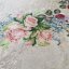 Protišmykový koberec béžovej farby s jemnými kvetmi