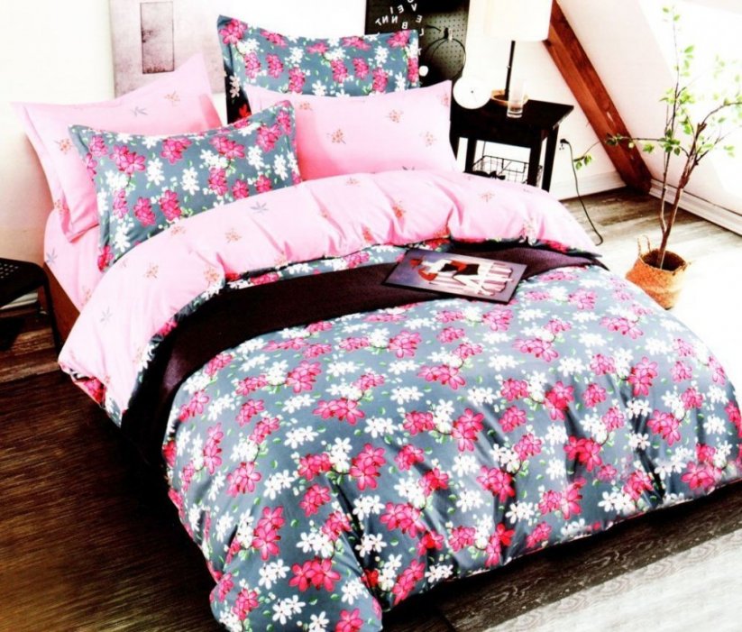 Rózsaszín ágynemű, színes virágok motívumával